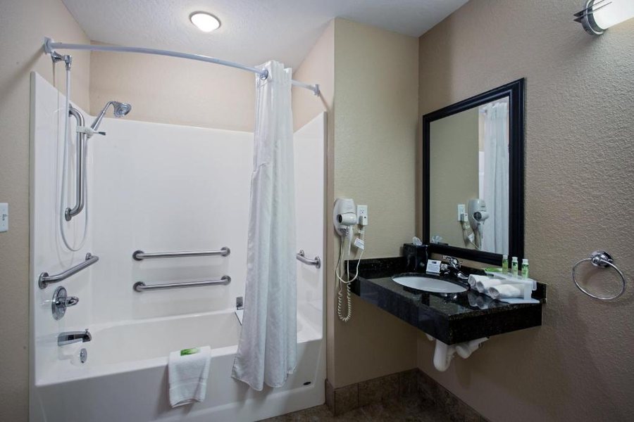 Holiday Inn Express Suites Green Bay East By IHG — Bathroom