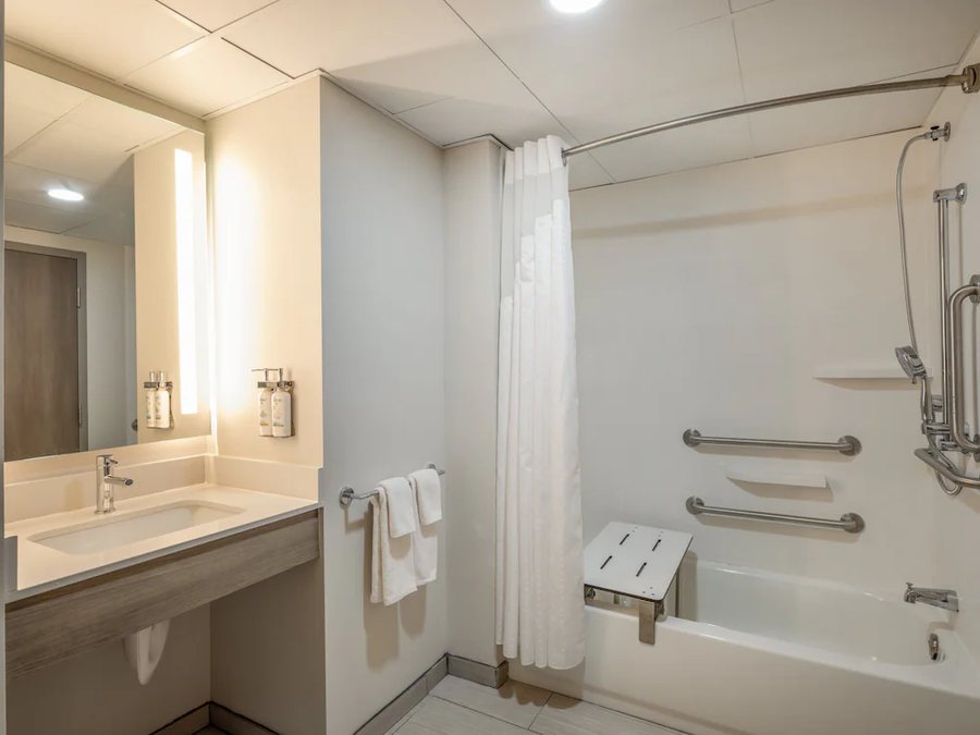 Holiday Inn Express Suites Greensboro east By IHG — Bathroom