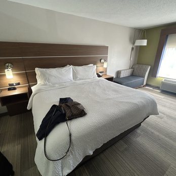 Holiday Inn Express Suites Greensboro east By IHG — Guest room