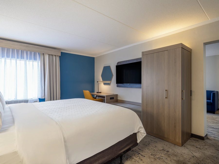 Holiday Inn Express Suites Greensboro i 40 Wendover by IHG — Guest room