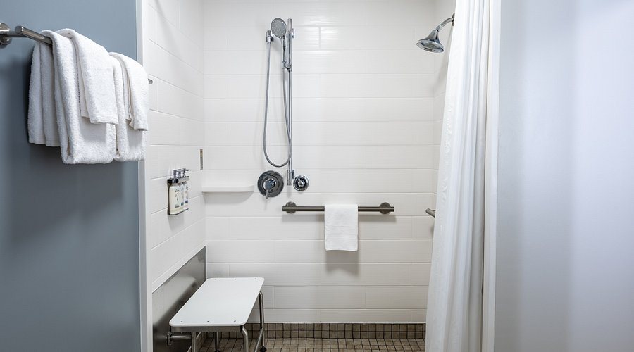 Holiday Inn Express Suites Greenwood By IHG — Bathroom