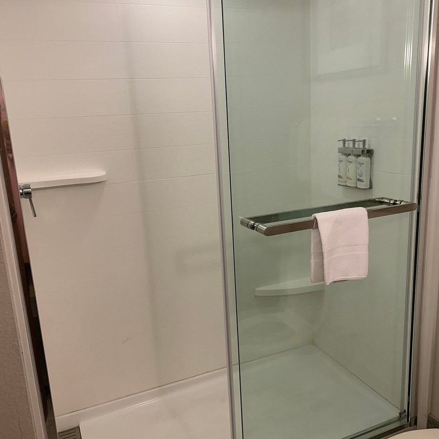 Holiday Inn Express Suites Harrington by IHG — Bathroom