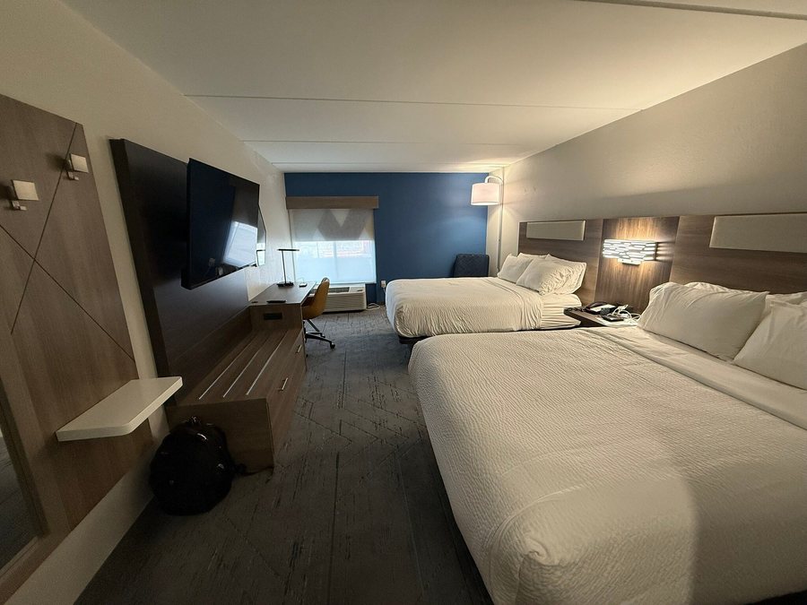 Holiday Inn Express Suites Harrisburg W Mechanicsburg By IHG — Guest room