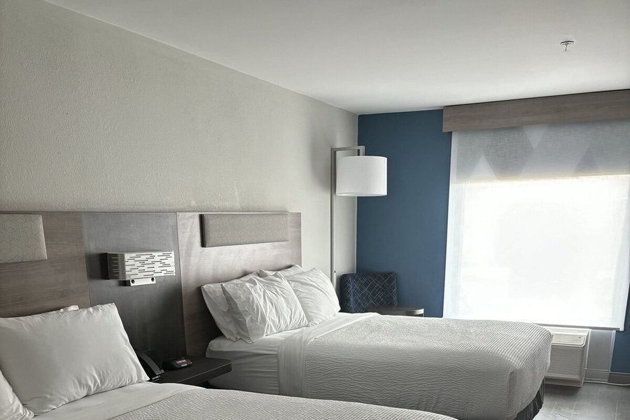 Holiday Inn Express Suites Hays by IHG — Guest room