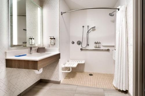 Holiday Inn Express Suites Helen By IHG — Bathroom
