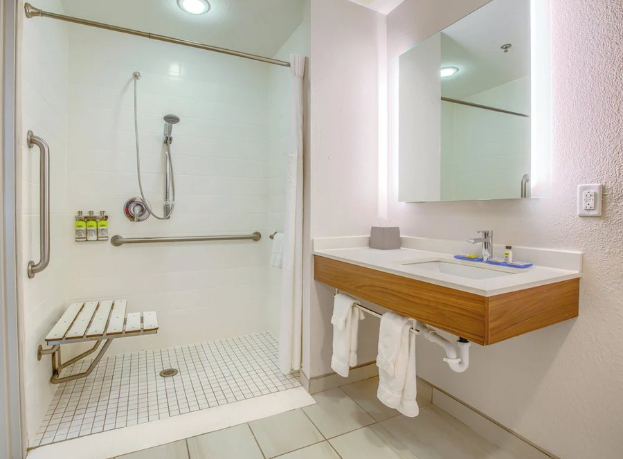 Holiday Inn Express Suites Henderson By IHG — Bathroom