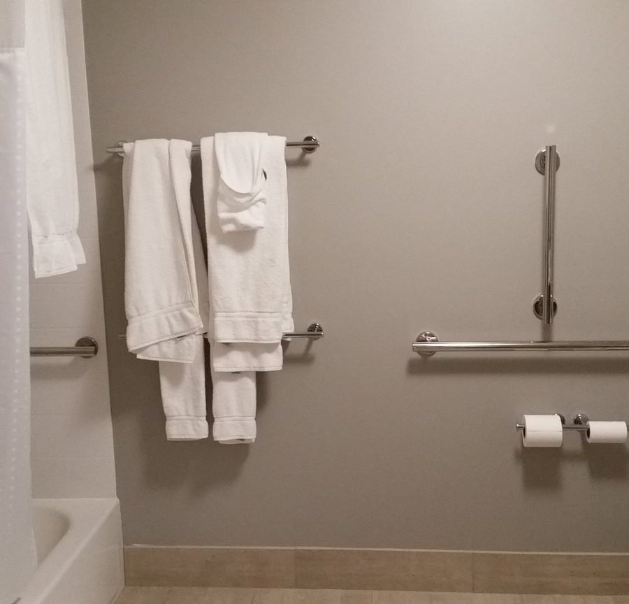 Holiday Inn Express Suites Hermiston Downtown By IHG — Bathroom