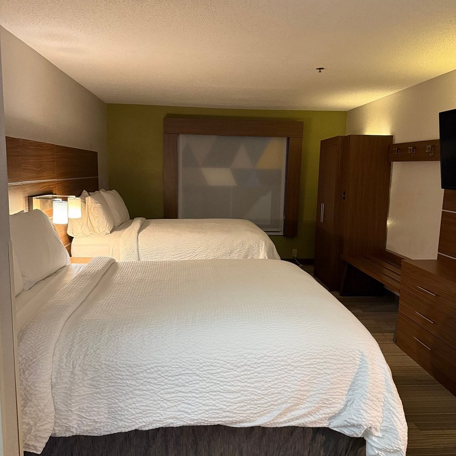 Holiday Inn Express Suites Hinesville East Fort Stewart By IHG — Guest room