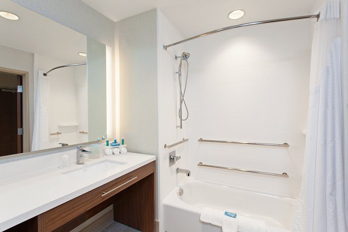 Holiday Inn Express Suites Houston Hobby Airport Area By IHG — Bathroom