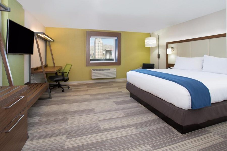 Holiday Inn Express Suites Houston IAH Beltway 8 — Guest room