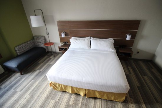 Holiday Inn Express Suites Houston Memorial Park Area By IHG — Guest room