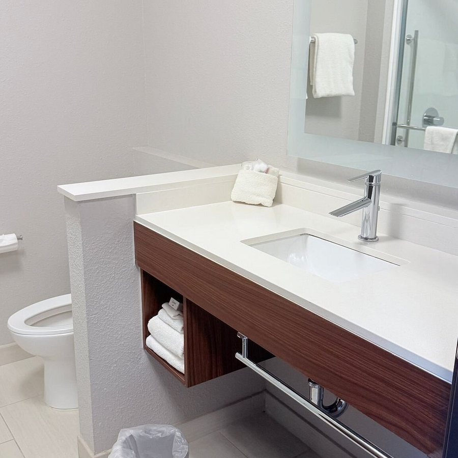 Holiday Inn Express Suites Houston North Intercontinental By IHG — Bathroom