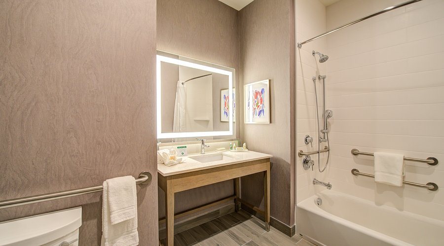 Holiday Inn Express Suites Houston West Katy by IHG — Bathroom