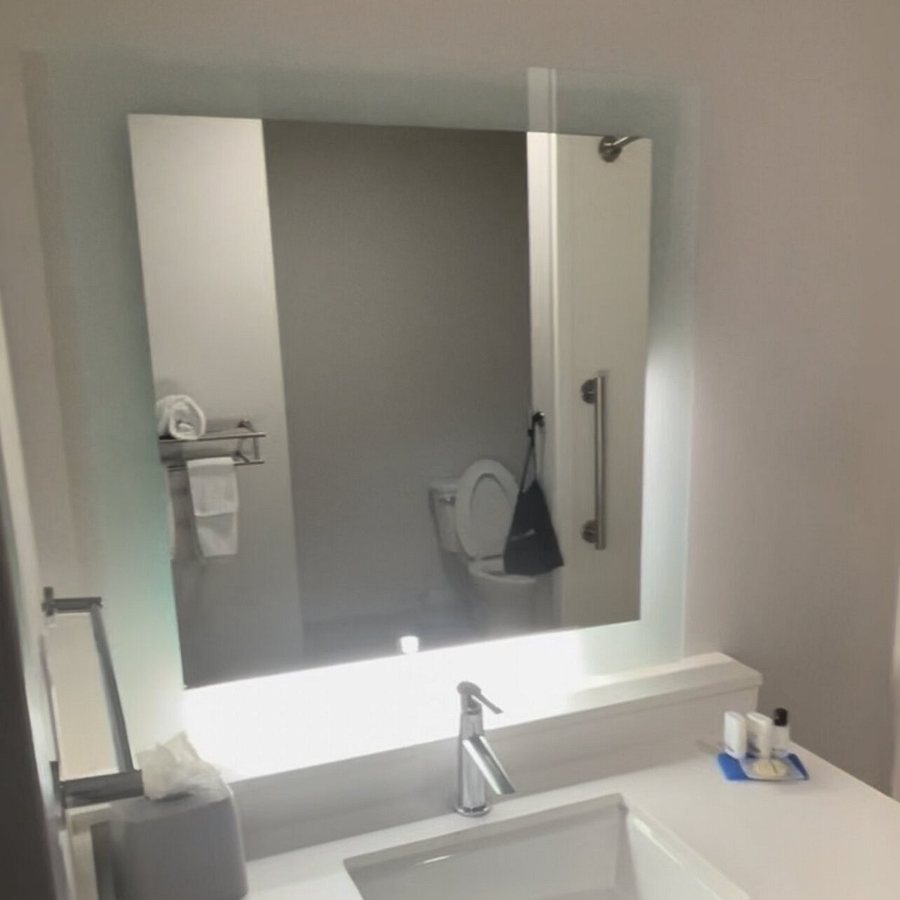 Holiday Inn Express Suites Houston Westchase Westheimer By IHG — Bathroom