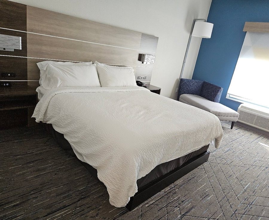 Holiday Inn Express Suites Huntsville Space Center by IHG — Guest room