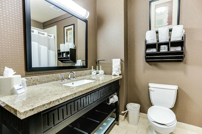 Holiday Inn Express Suites Huntsville West Research Park By IHG — Bathroom