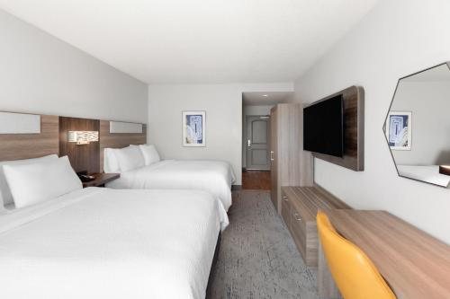 Holiday Inn Express Suites Huntsville West Research Park By IHG — Guest room