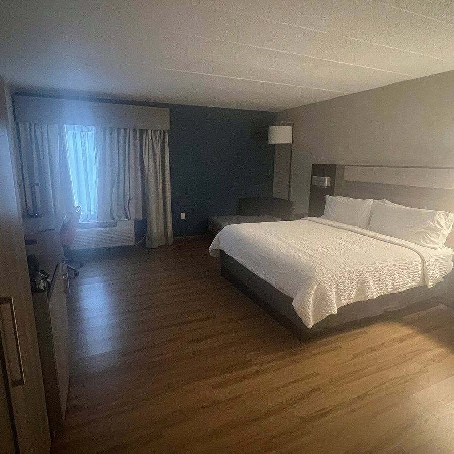 Holiday Inn Express Suites Indianapolis W Airport Area by IHG — Guest room