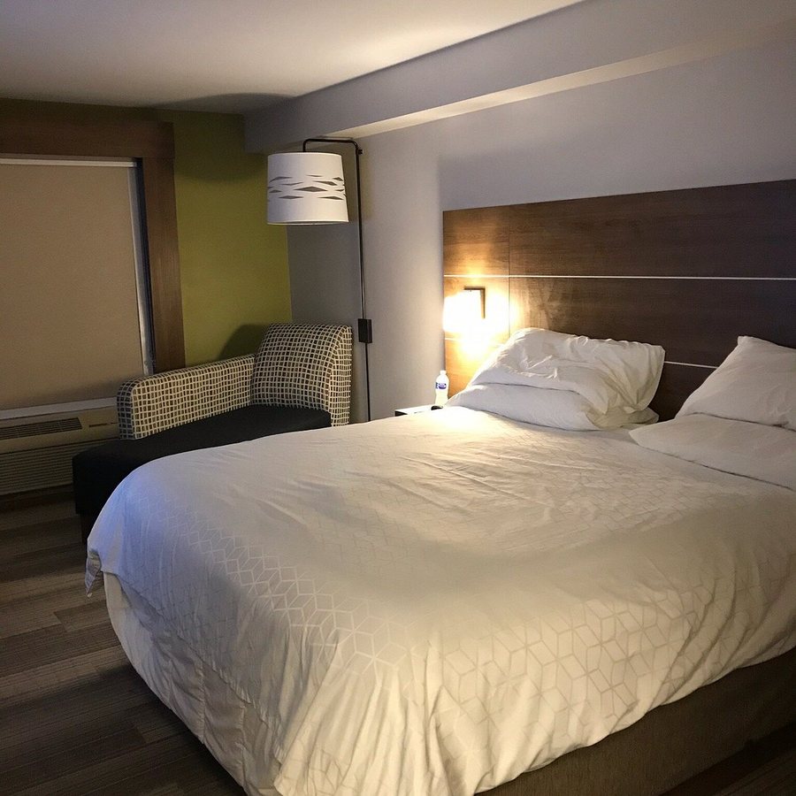 Holiday Inn Express Suites Iron Mountain By IHG — Guest room
