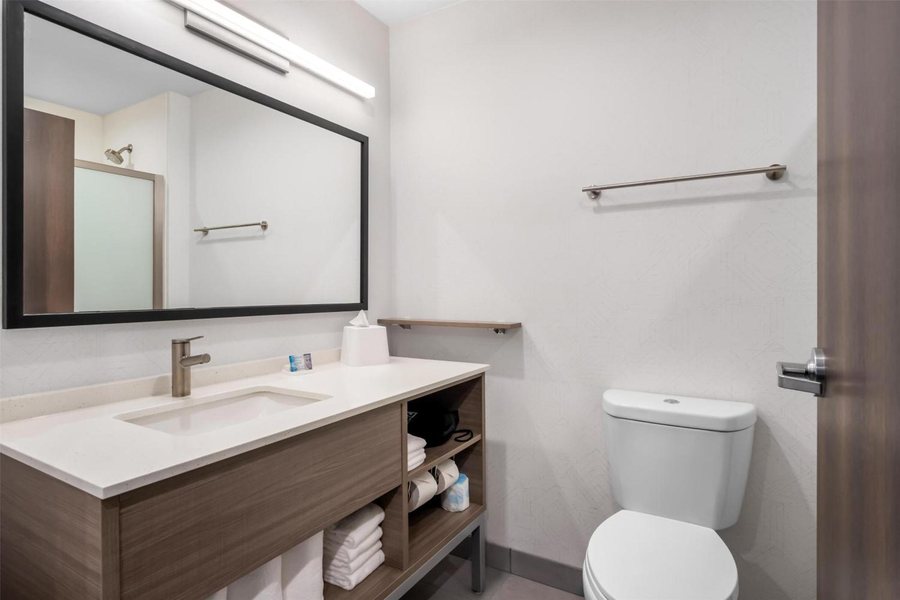 Holiday Inn Express Suites Irving Dfw Airport North By IHG — Bathroom