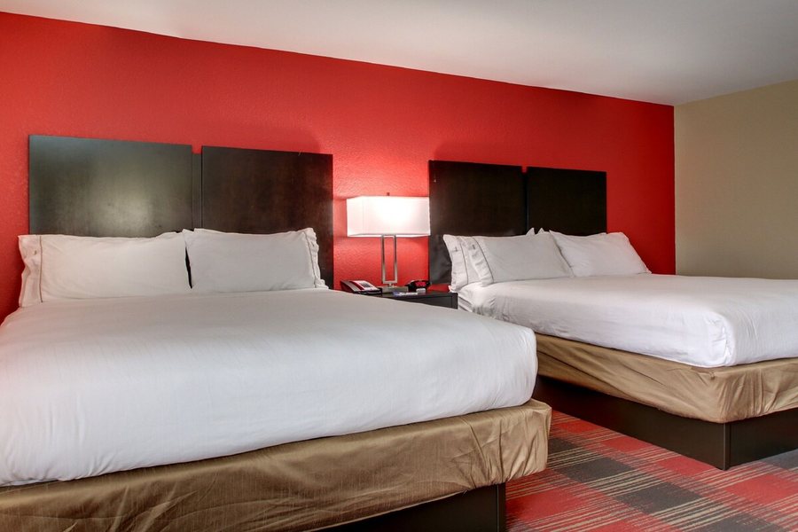 Holiday Inn Express Suites Jackson Downtown Coliseum By IHG — Guest room