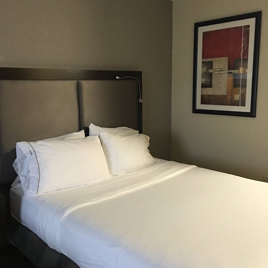 Holiday Inn Express Suites Jackson Pearl Intl Airport by IHG — Guest room