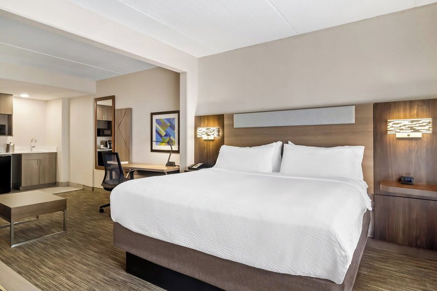 Holiday Inn Express Suites Jacksonville Se Med Ctr Area By IHG — Guest room