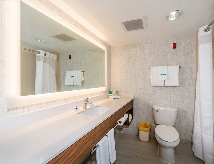 Holiday Inn Express Suites Jacksonville South by IHG — Bathroom