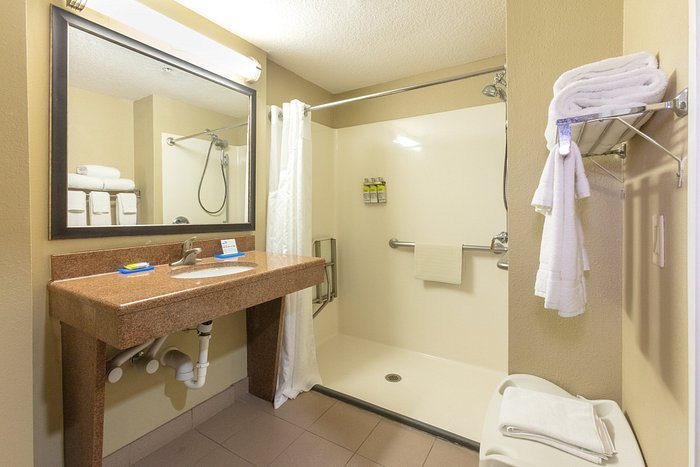Holiday Inn Express Suites Jacksonville Town Center By IHG — Bathroom
