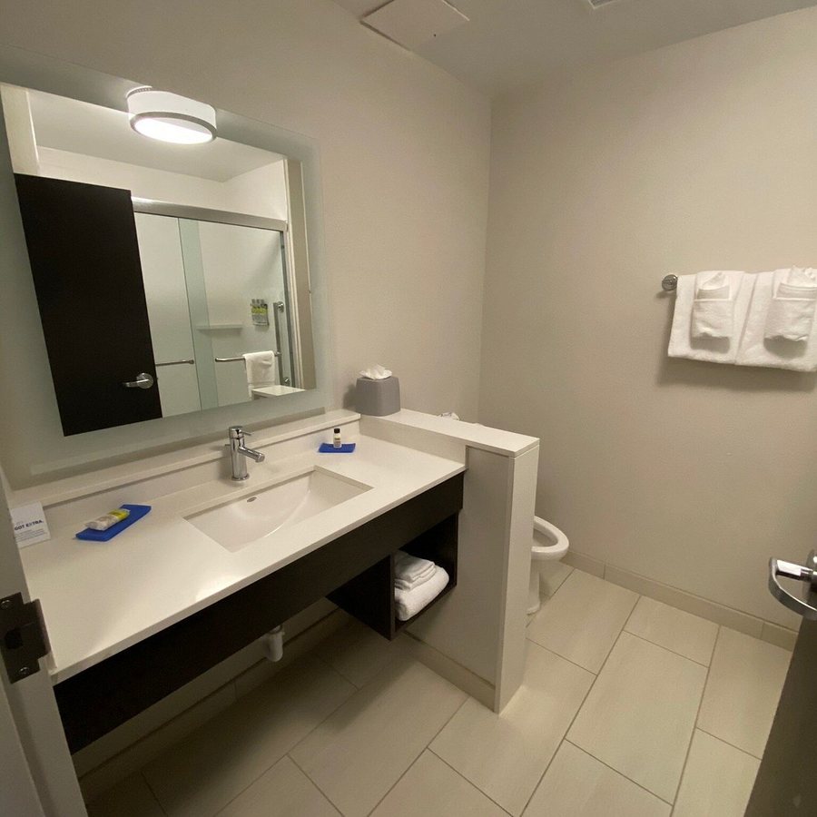 Holiday Inn Express Suites Jacksonville W I295 And I10 By IHG — Bathroom