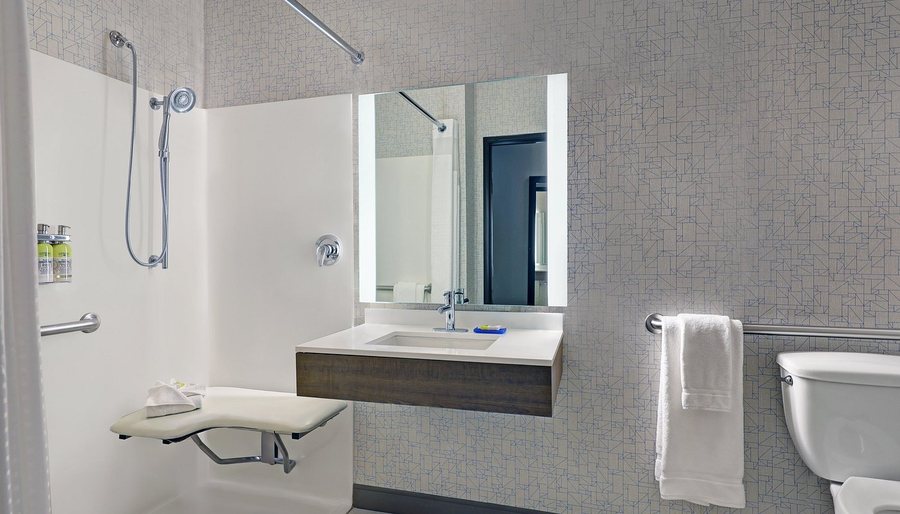 Holiday Inn Express Suites Kalispell — Bathroom