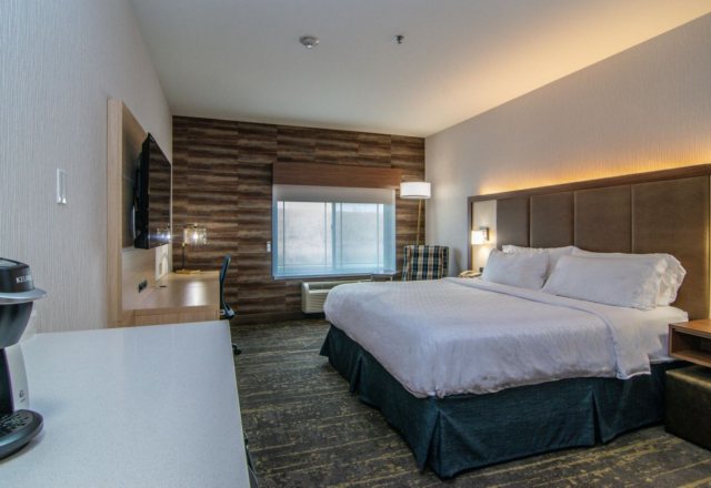 Holiday Inn Express Suites Kalispell — Guest room
