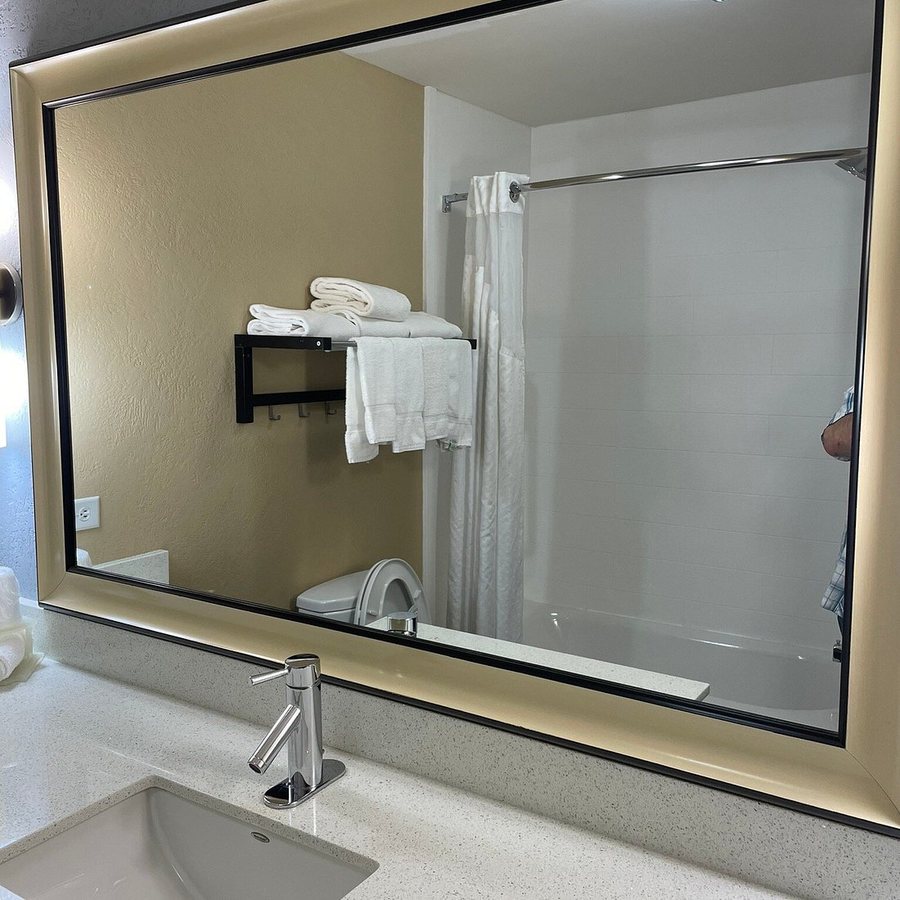 Holiday Inn Express Suites Kansas City Airport — Bathroom