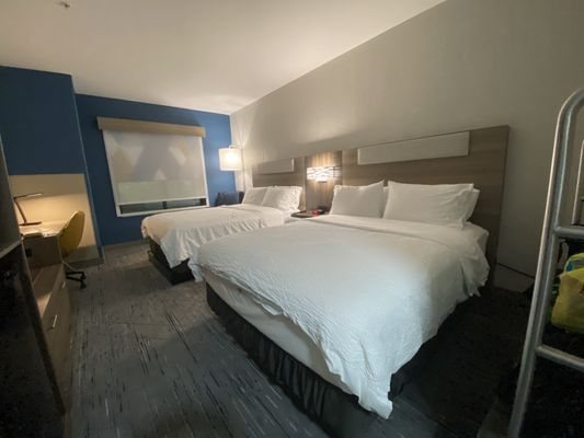 Holiday Inn Express Suites Kansas City Airport — Guest room