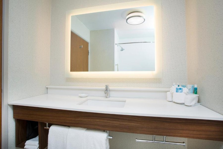 Holiday Inn Express Suites Kansas City Liberty Hwy 152 by IHG — Bathroom
