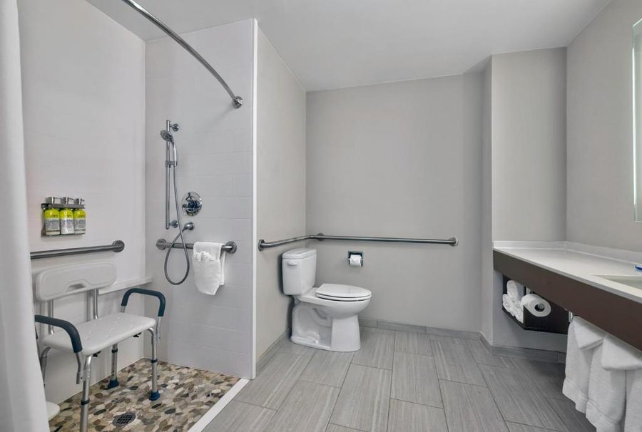 Holiday Inn Express Suites Kansas City Sport Complex Area by IHG — Bathroom