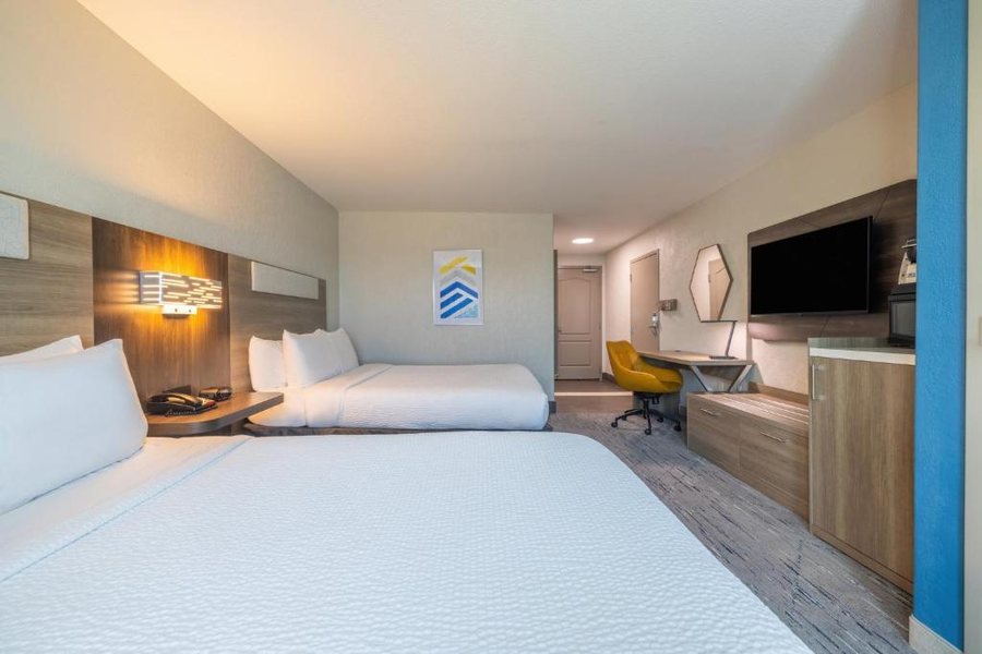 Holiday Inn Express Suites Kansas City Sport Complex Area by IHG — Guest room