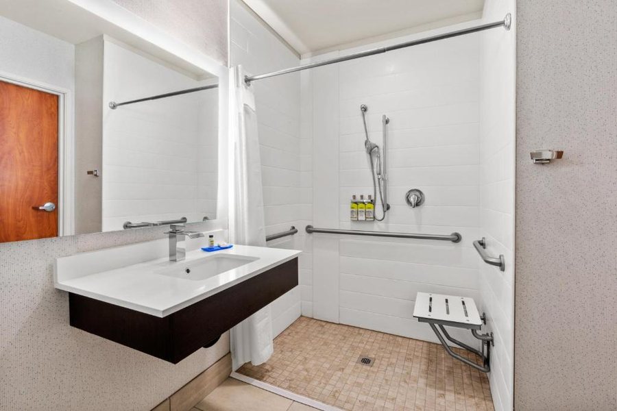Holiday Inn Express Suites Klamath Falls Central By IHG — Bathroom
