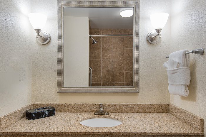 Holiday Inn Express Suites Lafayette south By IHG — Bathroom