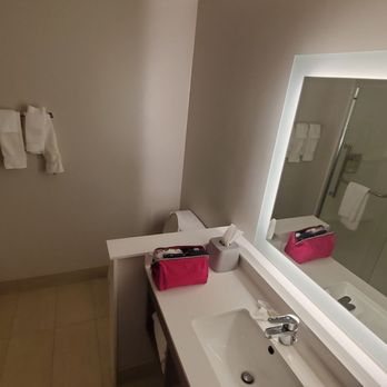 Holiday Inn Express Suites Lake Havasu London Bridge by IHG — Bathroom