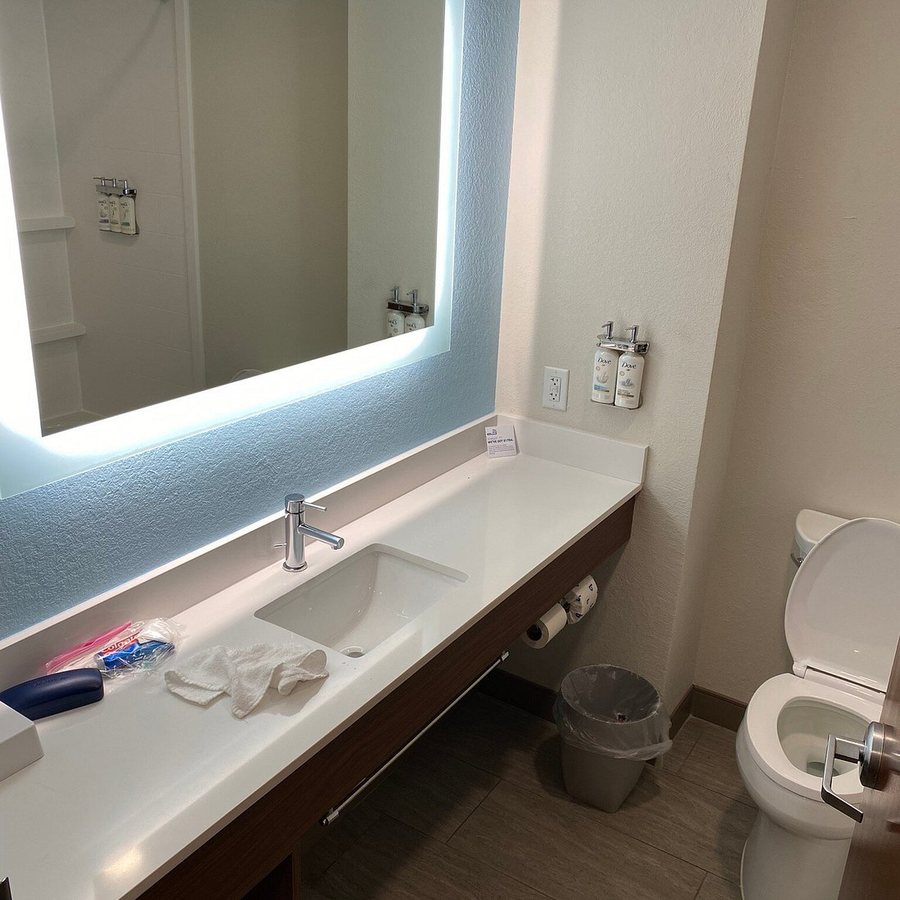 Holiday Inn Express Suites Lamar by IHG — Bathroom