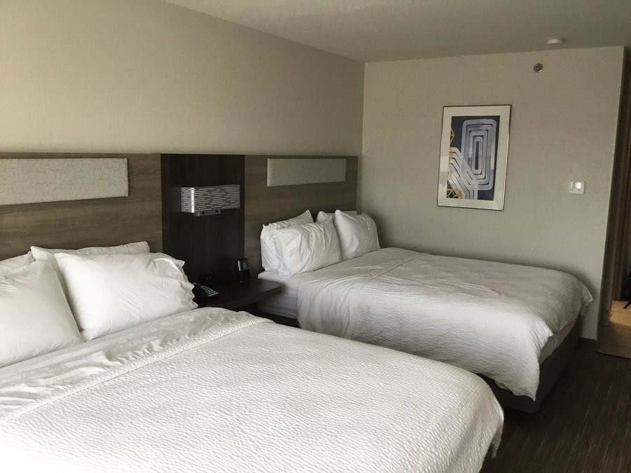 Holiday Inn Express Suites Lamar by IHG — Guest room