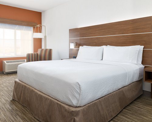 Holiday Inn Express Suites Las Vegas Sw Spring Valley By IHG — Guest room