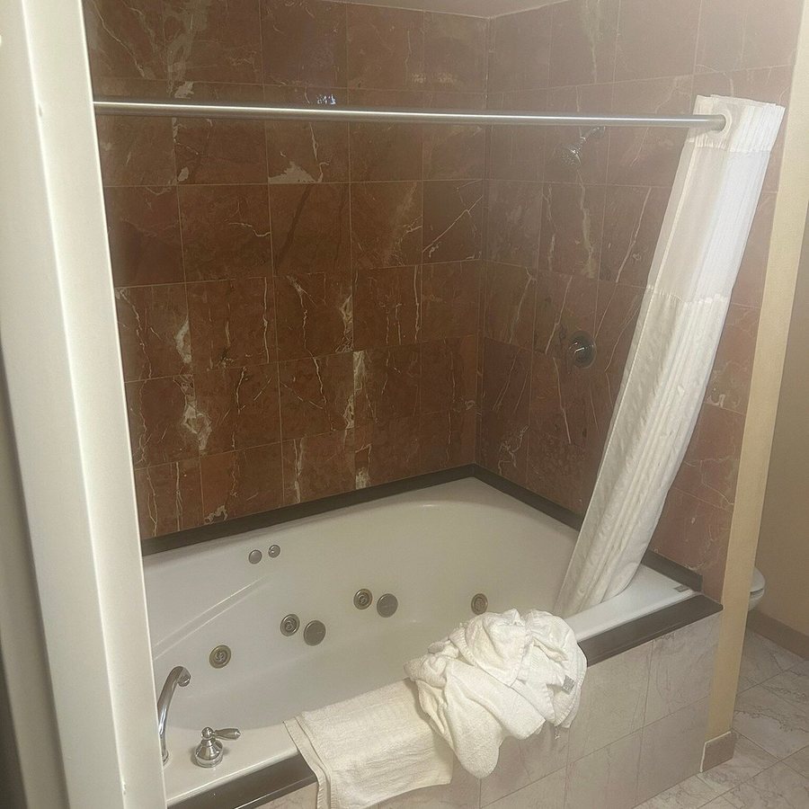 Holiday Inn Express Suites Leesburg Historic District — Bathroom
