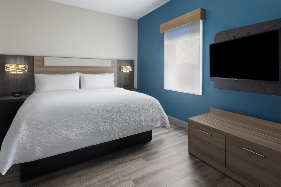 Holiday Inn Express Suites Leesburg Historic District — Guest room
