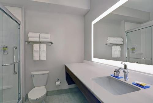 Holiday Inn Express Suites Lenexa Overland Park Area by IHG — Bathroom