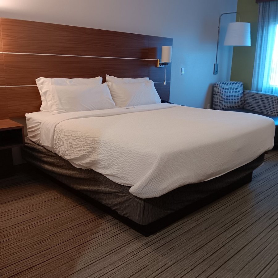 Holiday Inn Express Suites Lenexa Overland Park Area by IHG — Guest room