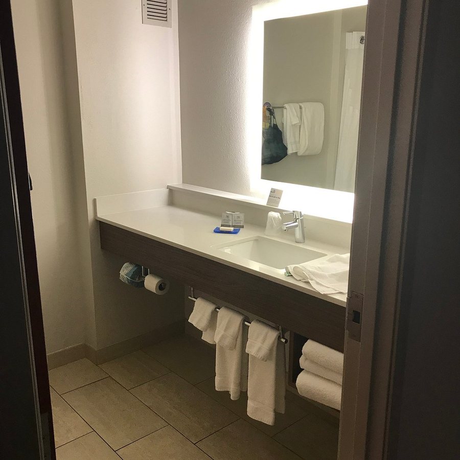 Holiday Inn Express Suites Lexington Downtown University by IHG — Bathroom