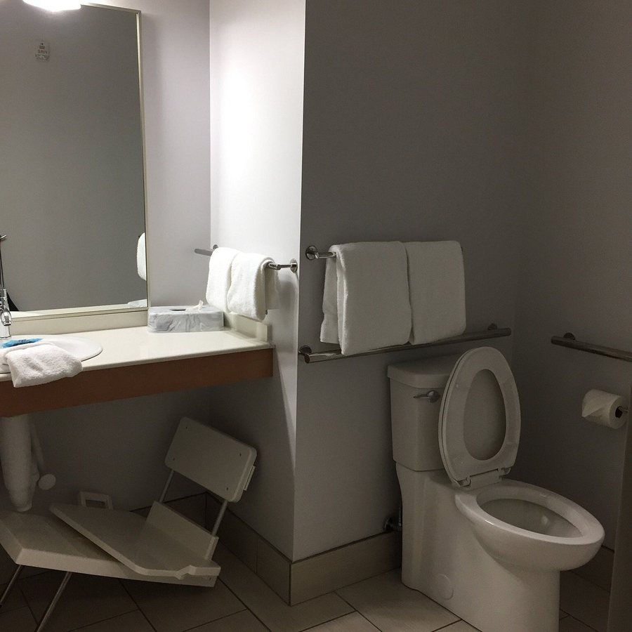 Holiday Inn Express Suites Lexington Midtown I 75 by IHG — Bathroom