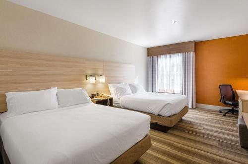 Holiday Inn Express Suites Lexington Midtown I 75 by IHG — Guest room